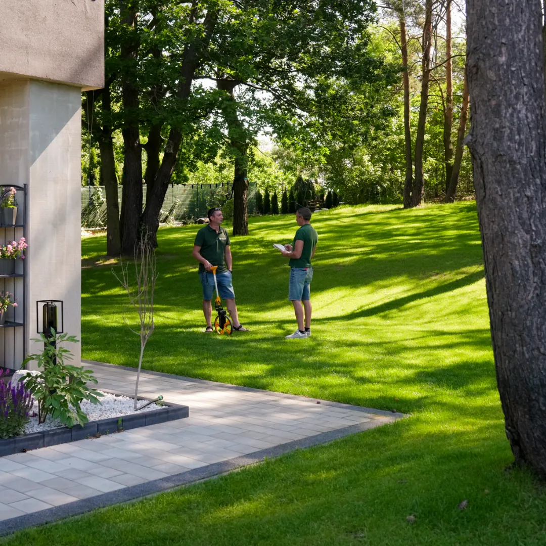 Realizacja ogrodu Mazovia Garden Service, nawierzchnia z kostki brukowej i obrzeża